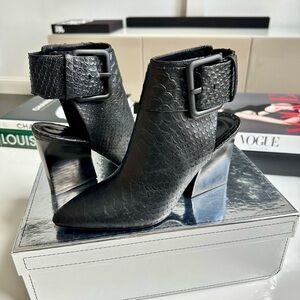 NWT SIGERSON MORRISON Buckle Pointed Toe Ankle Boots Size 7